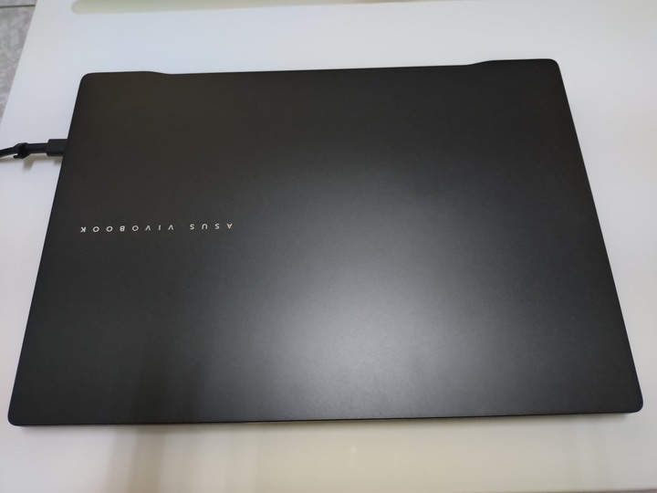 ASUS Vivobook S14 OLED M5406(外觀有瑕疵)