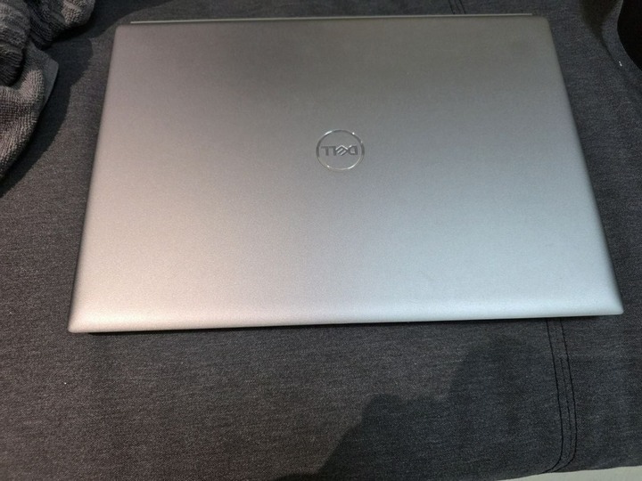 DELL Vostro 5620 讀顯筆電