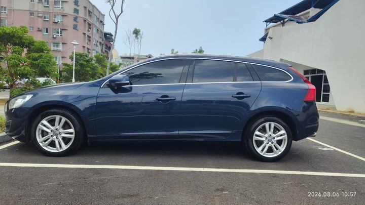 VOLVO V60 D4旅行車