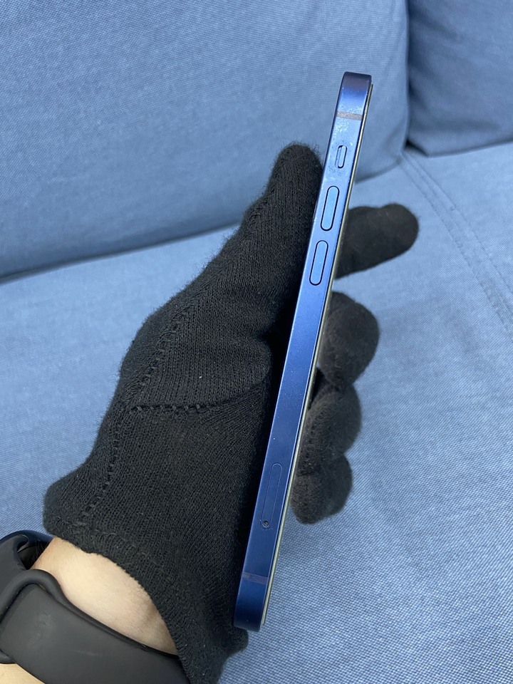 Apple IPhone 12 64G蘋果手機 二手6.1吋手機 藍色 IPhone12 聽筒網破洞 但聽筒功能正常