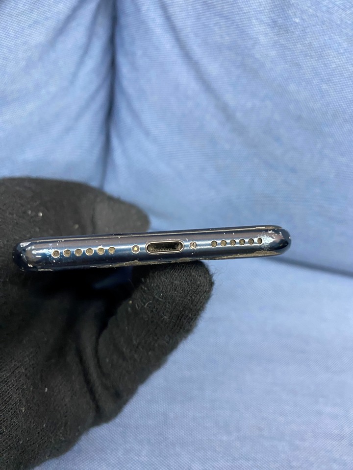 (螢幕背蓋裂痕) Apple IPhone SE3 64G SE 3 二手蘋果5G手機 黑藍色F027X