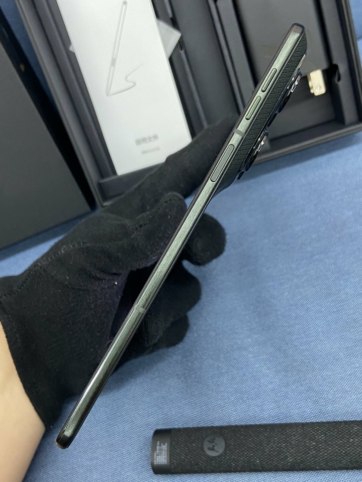 剛買含筆保固超長Motorola Razr Fold 尊榮旗艦限定版 二手大摺疊摩托蘿拉手機
