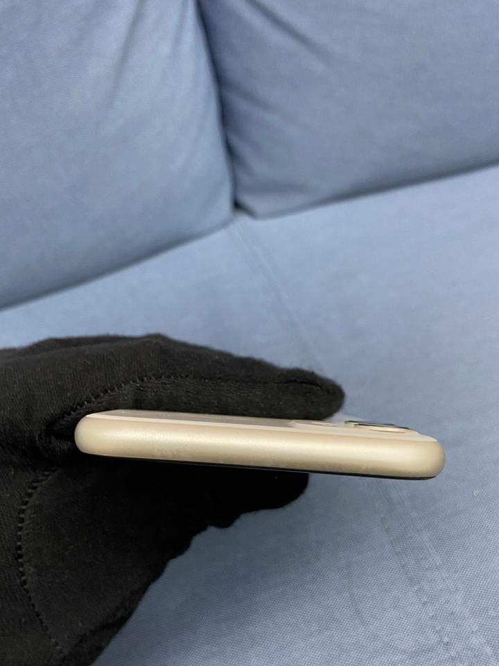 (螢幕有刮傷) Apple IPhone 11 128G 二手白色蘋果手機 6.1吋 IPhone11