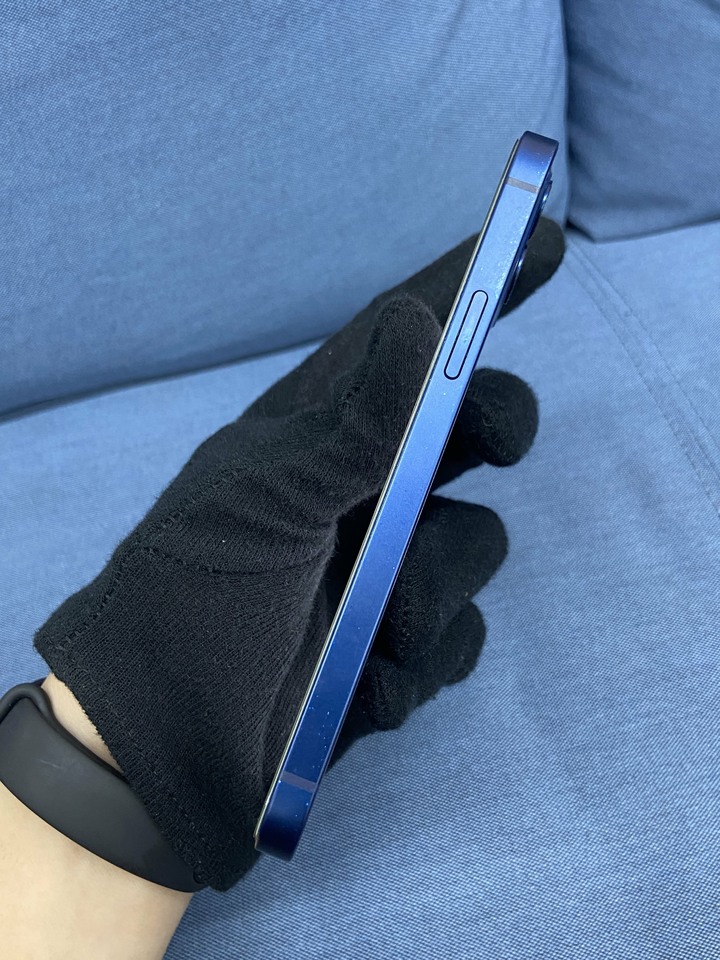 Apple IPhone 12 64G蘋果手機 二手6.1吋手機 藍色 IPhone12 聽筒網破洞 但聽筒功能正常