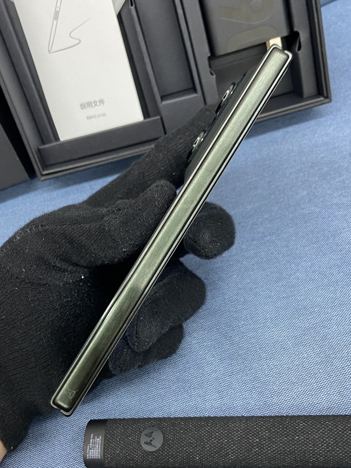 剛買含筆保固超長Motorola Razr Fold 尊榮旗艦限定版 二手大摺疊摩托蘿拉手機