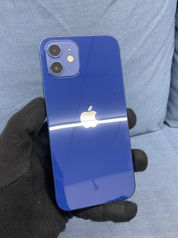 Apple IPhone 12 64G蘋果手機 二手6.1吋手機 藍色 IPhone12 聽筒網破洞 但聽筒功能正常