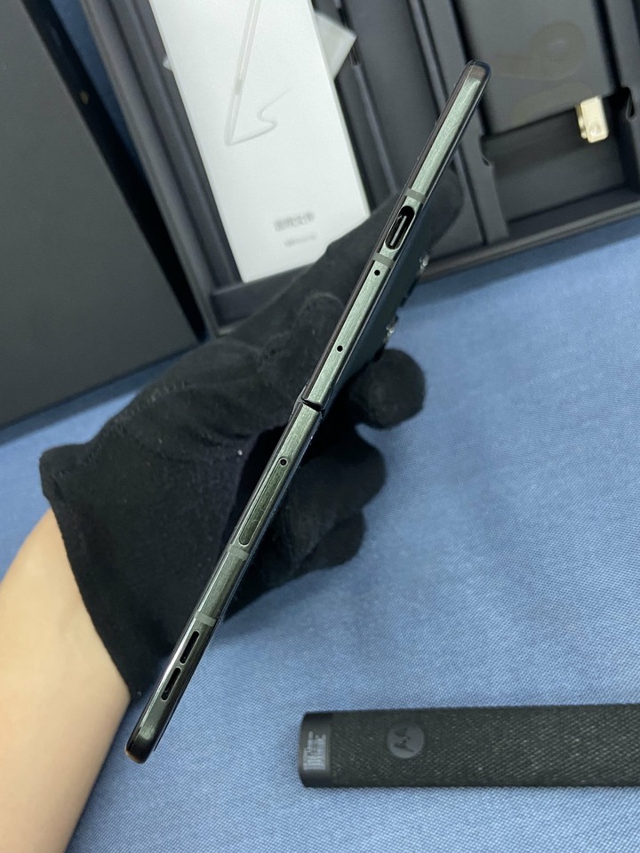 剛買含筆保固超長Motorola Razr Fold 尊榮旗艦限定版 二手大摺疊摩托蘿拉手機