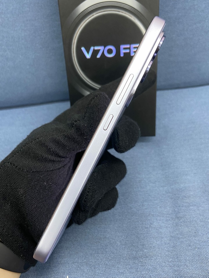 剛買保固長 5G Vivo V70 fe 8G/256G 5G攝影手機 銀色台灣公司貨