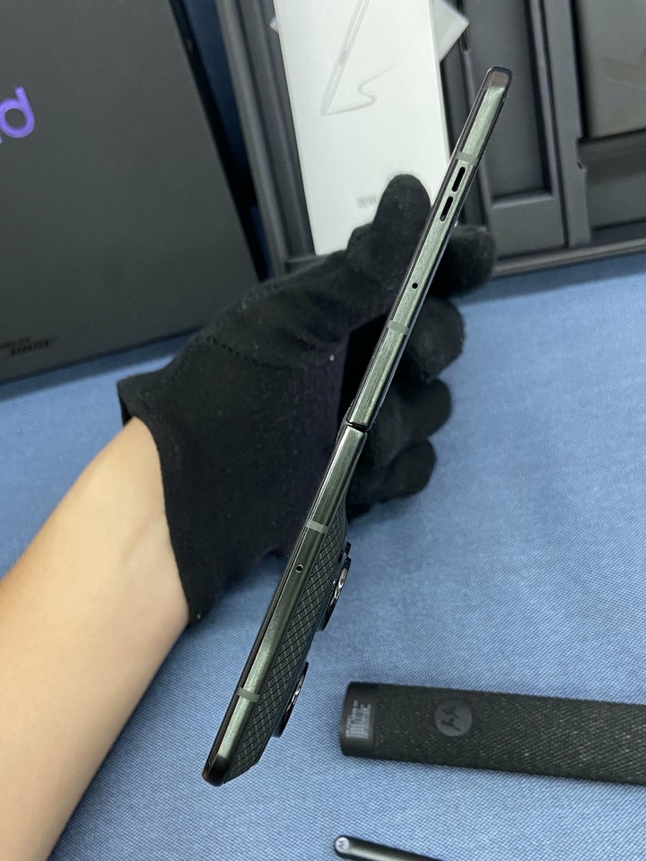 剛買含筆保固超長Motorola Razr Fold 尊榮旗艦限定版 二手大摺疊摩托蘿拉手機