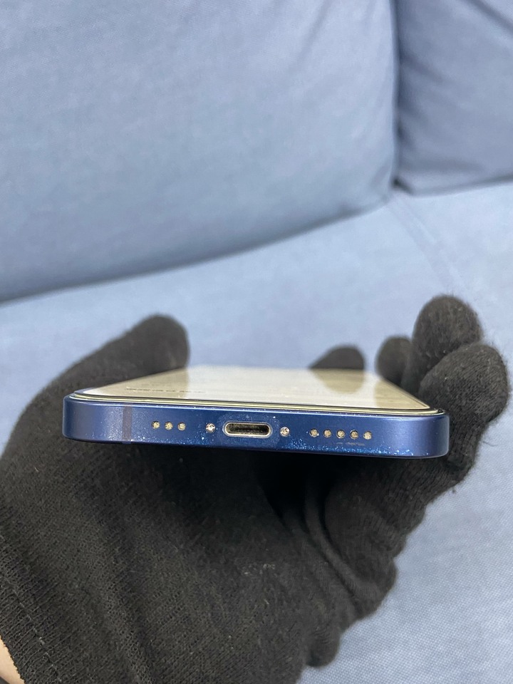 Apple IPhone 12 64G蘋果手機 二手6.1吋手機 藍色 IPhone12 聽筒網破洞 但聽筒功能正常