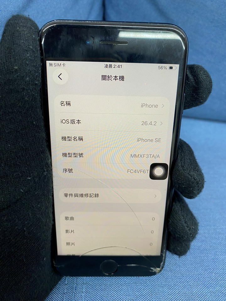 (螢幕破裂) Apple IPhone SE3 64G SE 3 二手蘋果5G手機 黑藍色FC4VF
