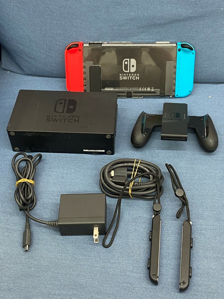 任天堂 Nintendo Switch 一代 台灣公司貨 配件滿滿