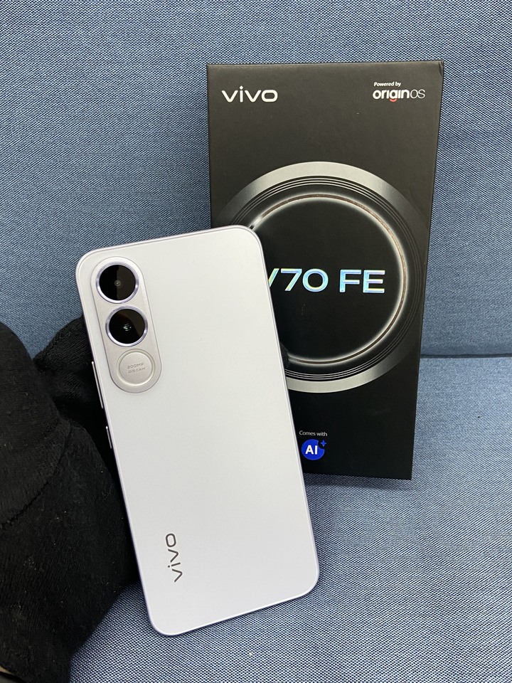 剛買保固長 5G Vivo V70 fe 8G/256G 5G攝影手機 銀色台灣公司貨