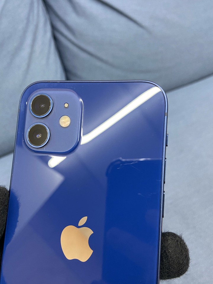 Apple IPhone 12 64G蘋果手機 二手6.1吋手機 藍色 IPhone12 聽筒網破洞 但聽筒功能正常