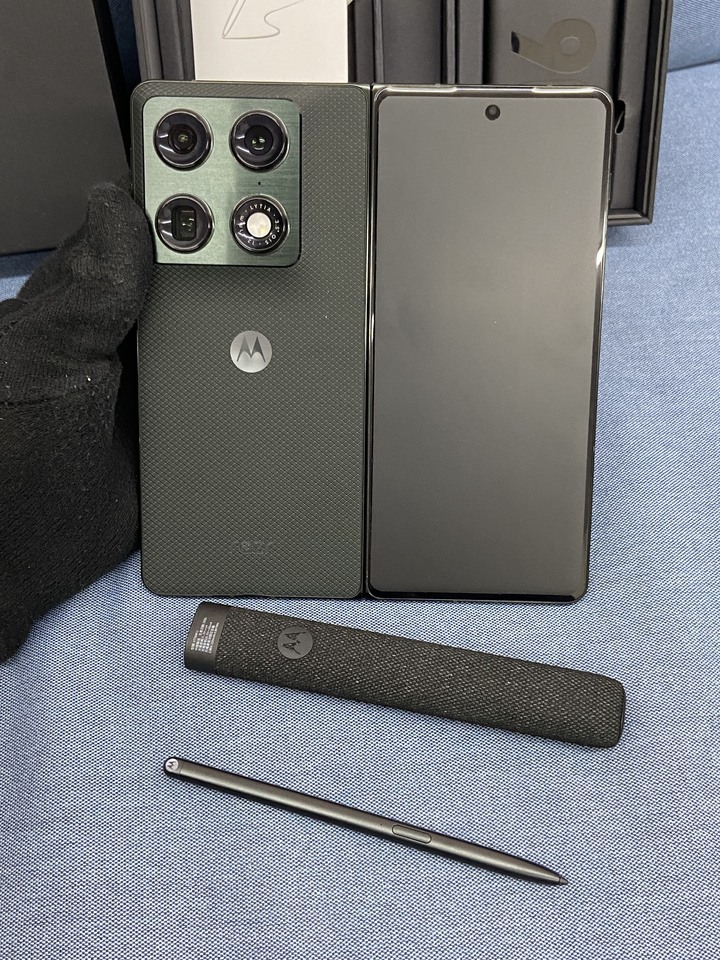 剛買含筆保固超長Motorola Razr Fold 尊榮旗艦限定版 二手大摺疊摩托蘿拉手機