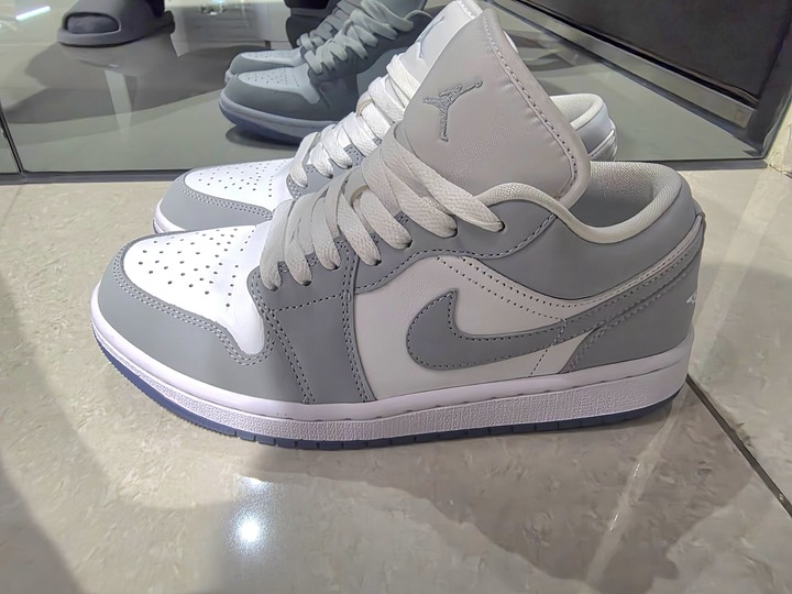 新版Nike Wmns Air Jordan 1 Low dc0774-105 尺寸US7