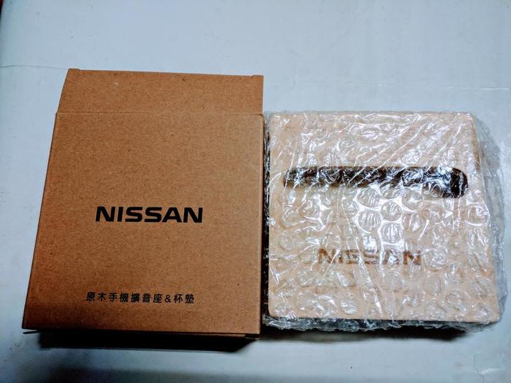 Nissan 日產汽車原木手機擴音座&杯墊 (適用於各平板手機)