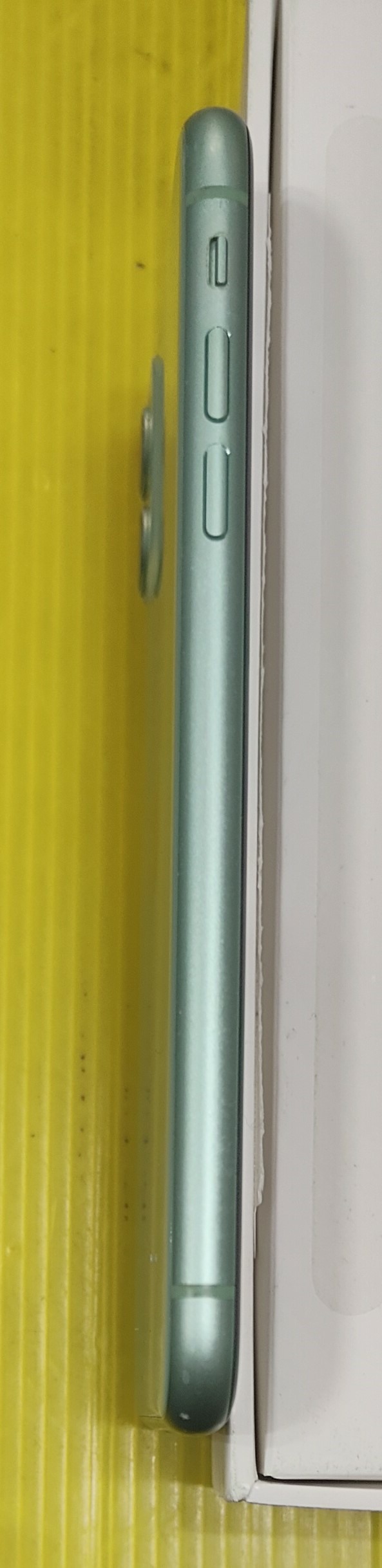 綠色~iphone 11 256G~使用正常~實機照~有使用痕跡~液晶有黑線~請參考圖片~不介意在下標~
