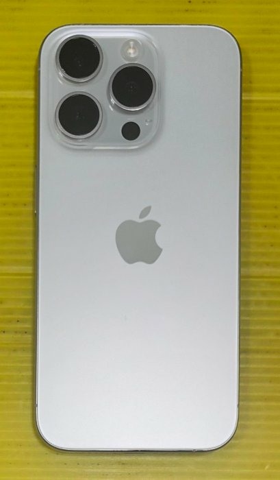 白鈦色~iPhone 15Pro 128G~公司貨盒裝~使用正常~實機照~外觀不錯~液晶有很多使用的細紋~電池健康100%~