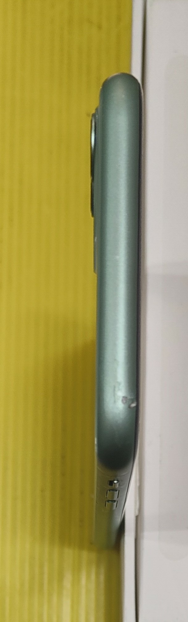 綠色~iphone 11 256G~使用正常~實機照~有使用痕跡~液晶有黑線~請參考圖片~不介意在下標~