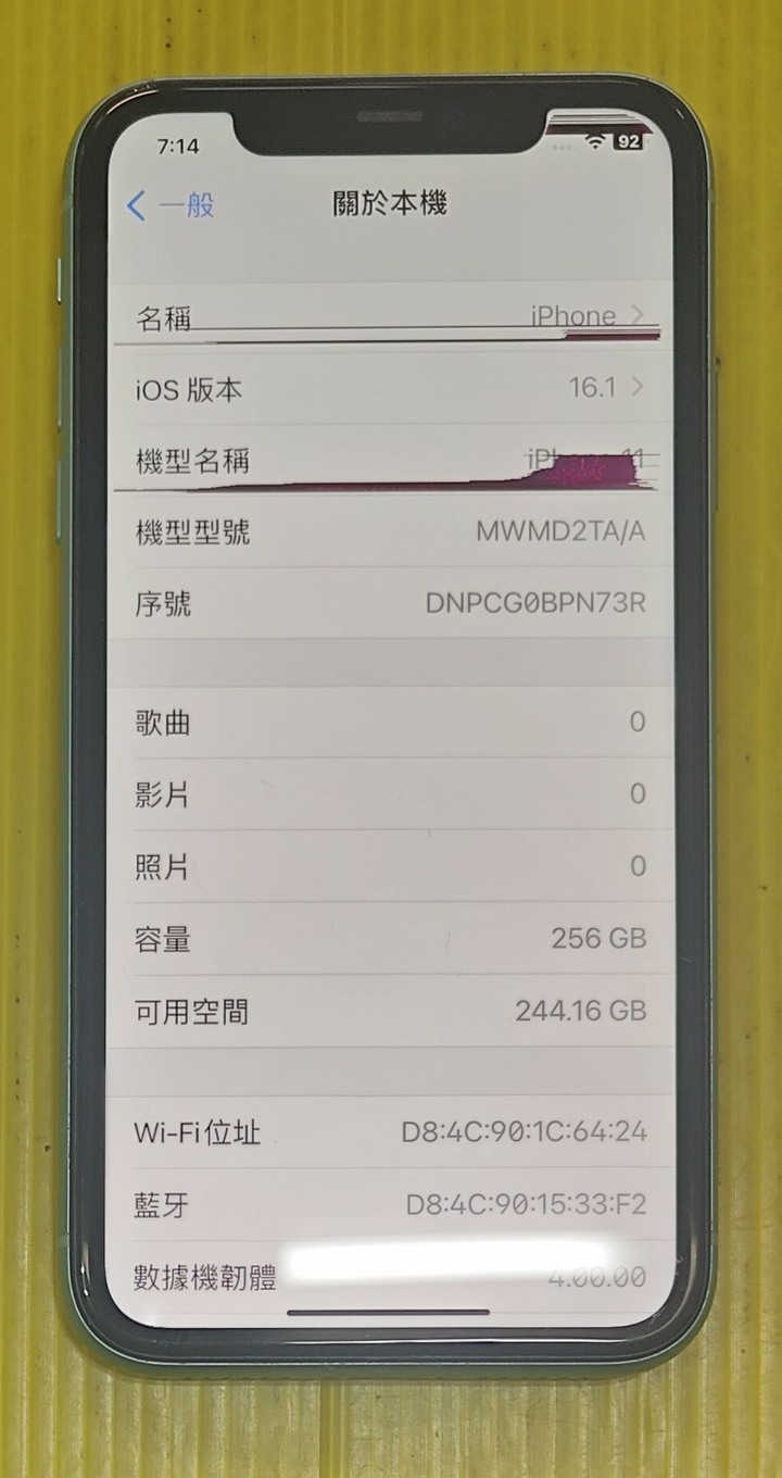 綠色~iphone 11 256G~使用正常~實機照~有使用痕跡~液晶有黑線~請參考圖片~不介意在下標~