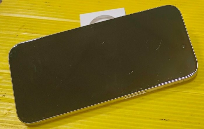 白鈦色~iPhone 15Pro 128G~公司貨盒裝~使用正常~實機照~外觀不錯~液晶有很多使用的細紋~電池健康100%~