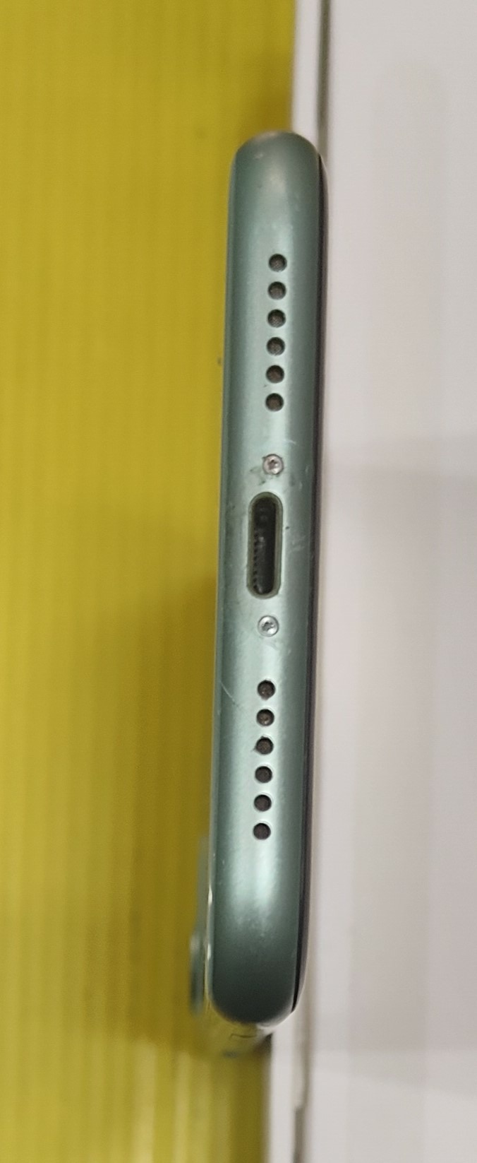 綠色~iphone 11 256G~使用正常~實機照~有使用痕跡~液晶有黑線~請參考圖片~不介意在下標~