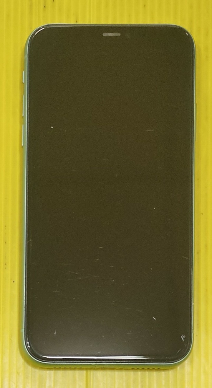 綠色~iphone 11 256G~使用正常~實機照~有使用痕跡~液晶有黑線~請參考圖片~不介意在下標~