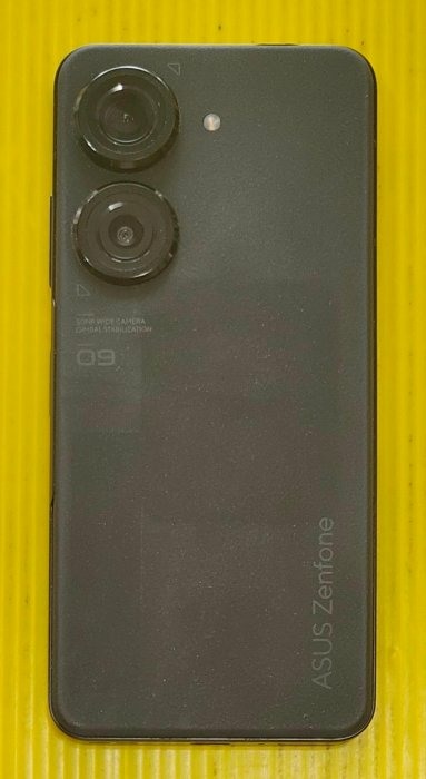 AUSU ZENFONE9 8/256G~公司貨有盒裝無配件~使用正常~實機照~外觀有使用痕跡~輕微殘影~請參考圖片~不介意在下標~