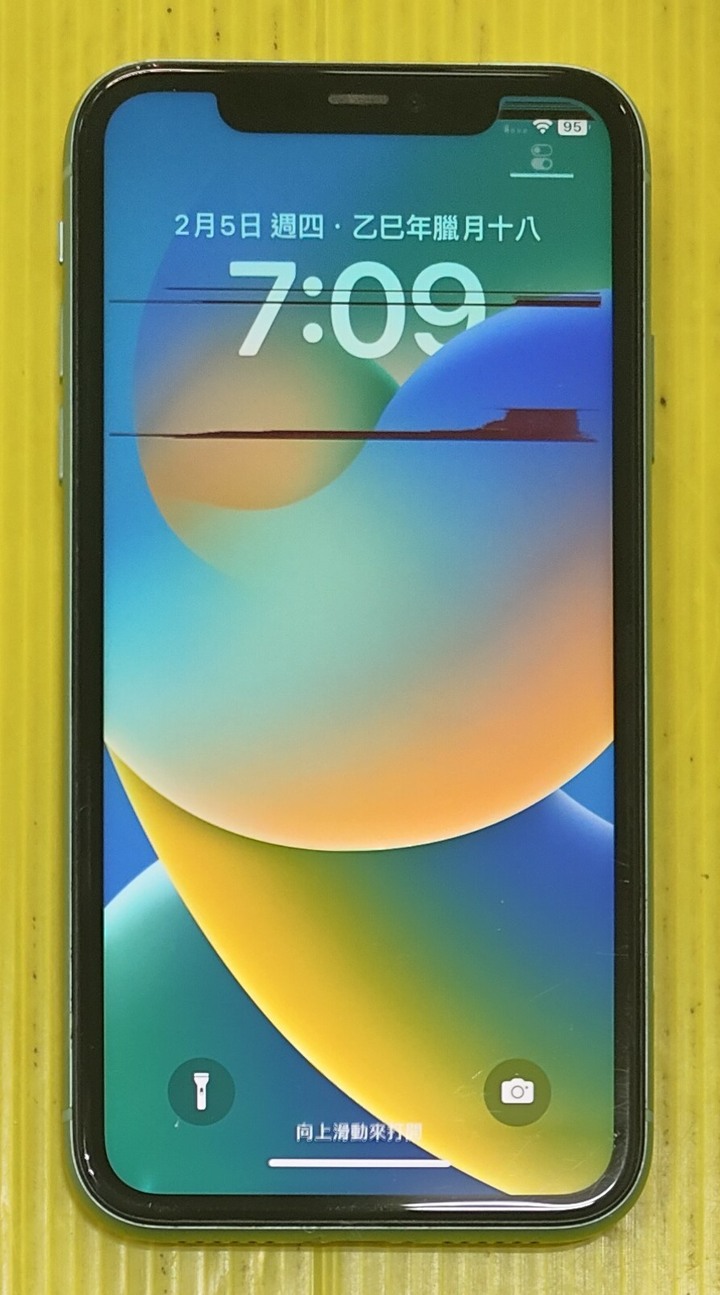 綠色~iphone 11 256G~使用正常~實機照~有使用痕跡~液晶有黑線~請參考圖片~不介意在下標~