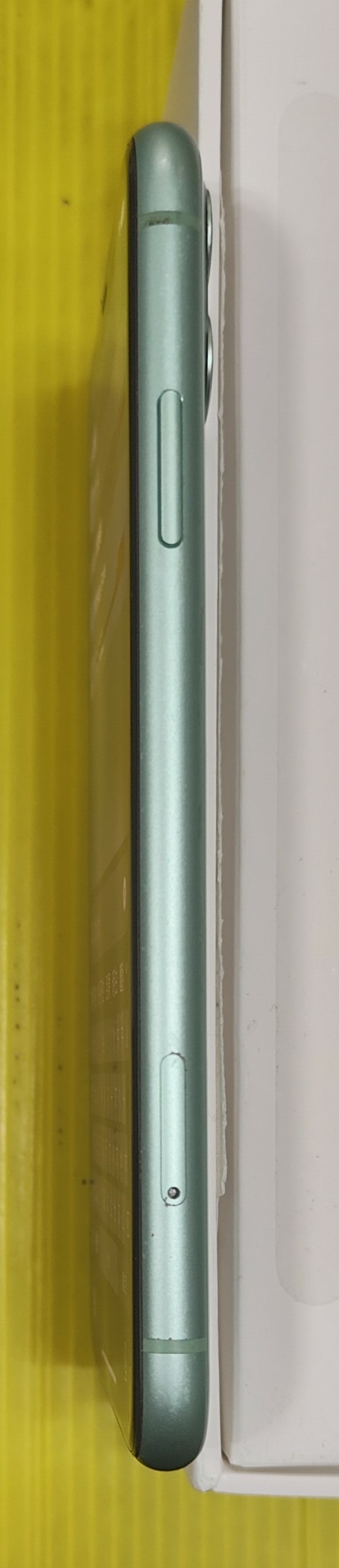 綠色~iphone 11 256G~使用正常~實機照~有使用痕跡~液晶有黑線~請參考圖片~不介意在下標~