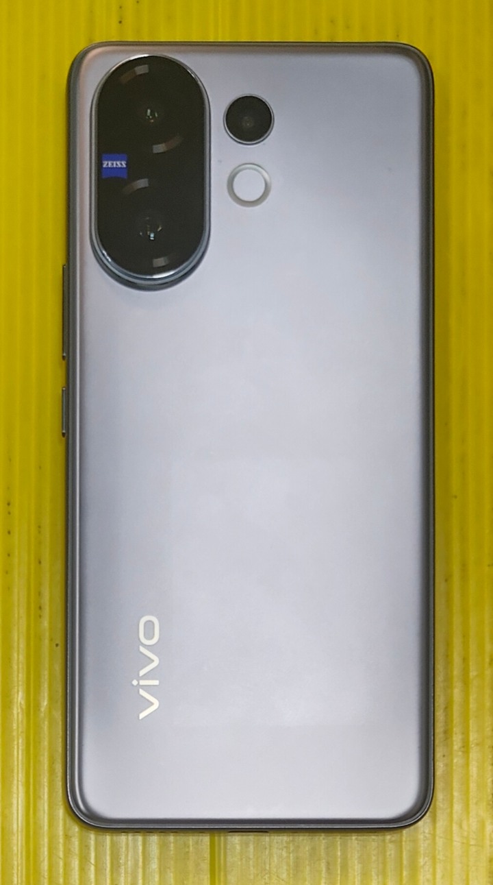 vivo V60 12G/256G~ 遠傳盒裝保固至2026/12/10~ 使用正常~實機照~外觀不錯~ 附90W充電組