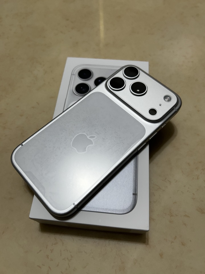 （限新竹市面交）iPhone 17 Pro 256G銀保固到2027/09/19 無明顯使用痕跡