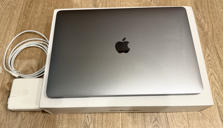 2020 MacBook Pro 13.3" intel Core i7,16G,1TB SSD