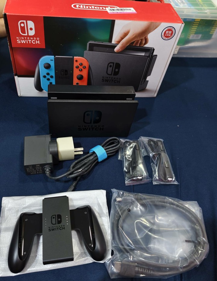 一代switch 盒裝完整 保存良好 另贈配件 參考說明