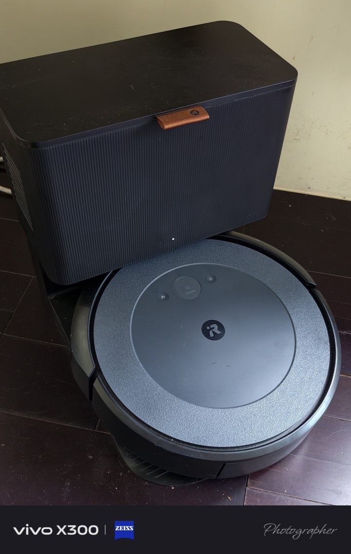 iRobot i5+ 掃地機器人含自動充電集塵箱（品項新）