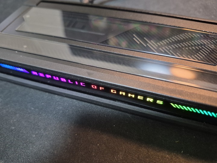 ASUS 華碩ROG Bulwark 7合1電競擴充基座 (DG300)