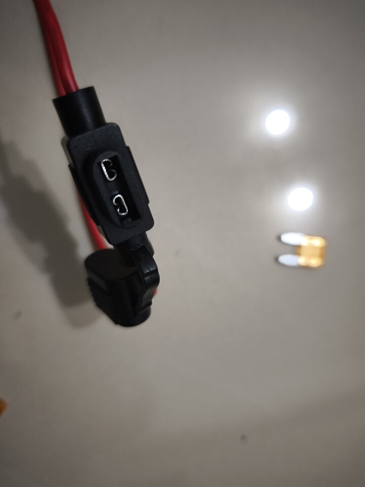 售 2條 (保險絲5A+ 保險座+防水蓋+電源線) + 1個觸控車廂LED充電燈