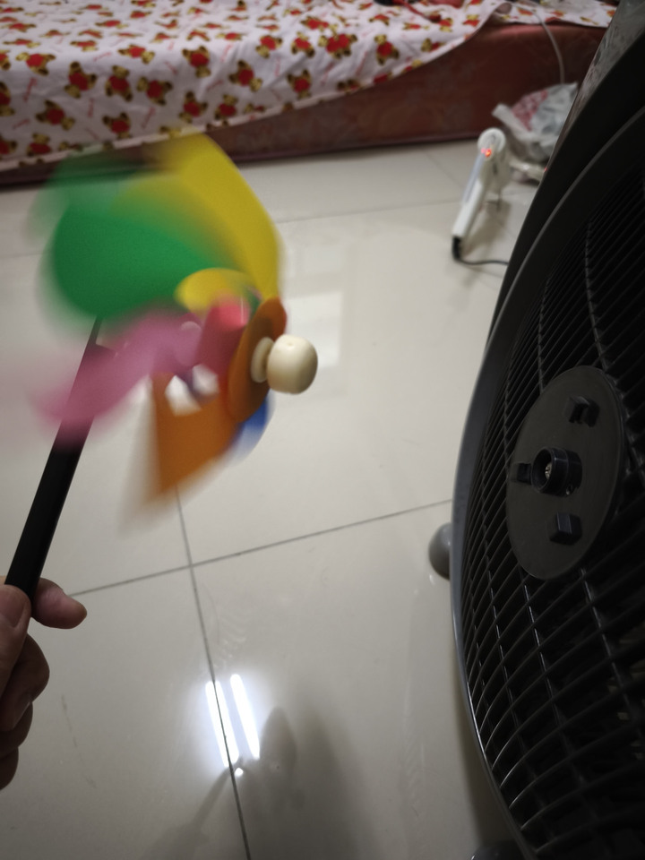 售 夏天手持電風扇 送 會跑的飛機 + 會轉動的手持風車