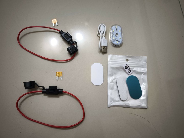 售 2條 (保險絲5A+ 保險座+防水蓋+電源線) + 1個觸控車廂LED充電燈