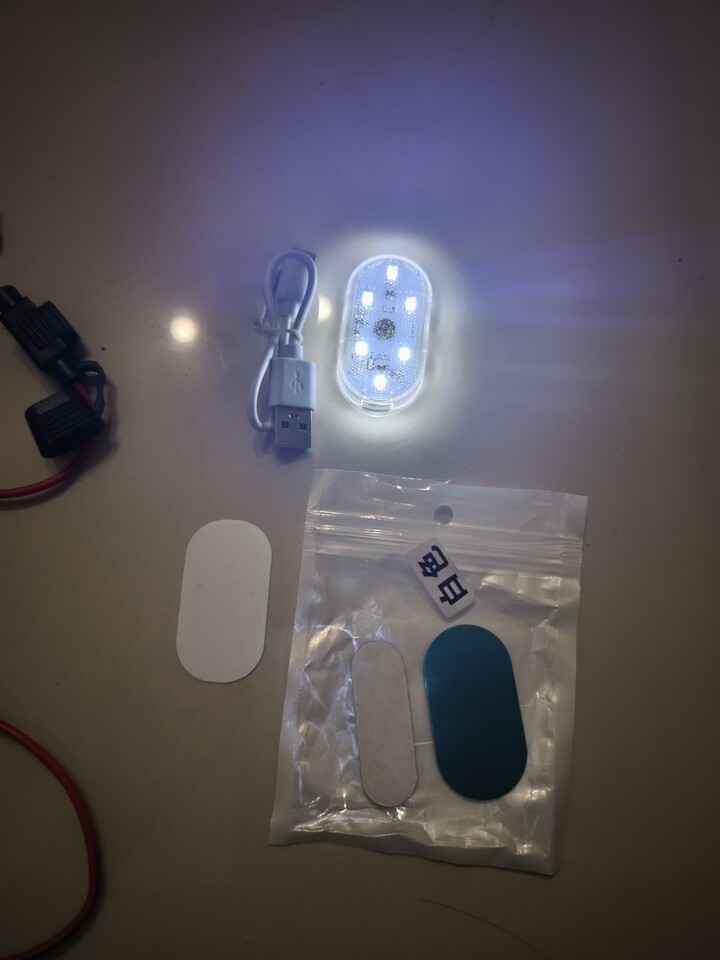 售 2條 (保險絲5A+ 保險座+防水蓋+電源線) + 1個觸控車廂LED充電燈