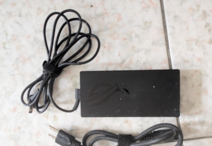 Asus ProArt StudioBook Pro 15 W500 16g/1tb, RTX 5000 16g Vram 4K 螢幕 銀灰色 功能正常