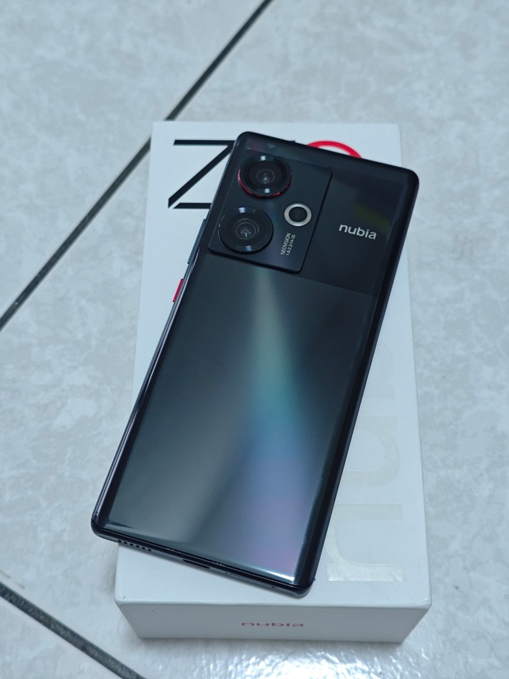 Nubia Z50 (12G / 512G) 8Gen2..5500mAh