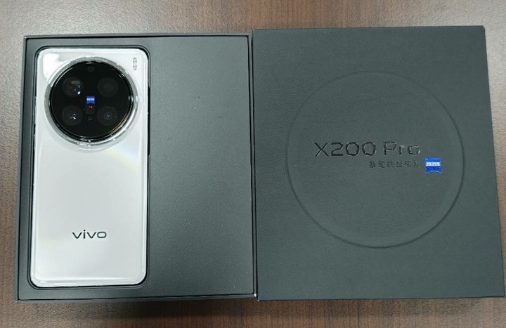 陸版 X200 PRO 16G/512G , 電池健康度97% , 盒裝完整配件全新,有包膜,附上7個"全新"保護殼 2個全新保護貼
