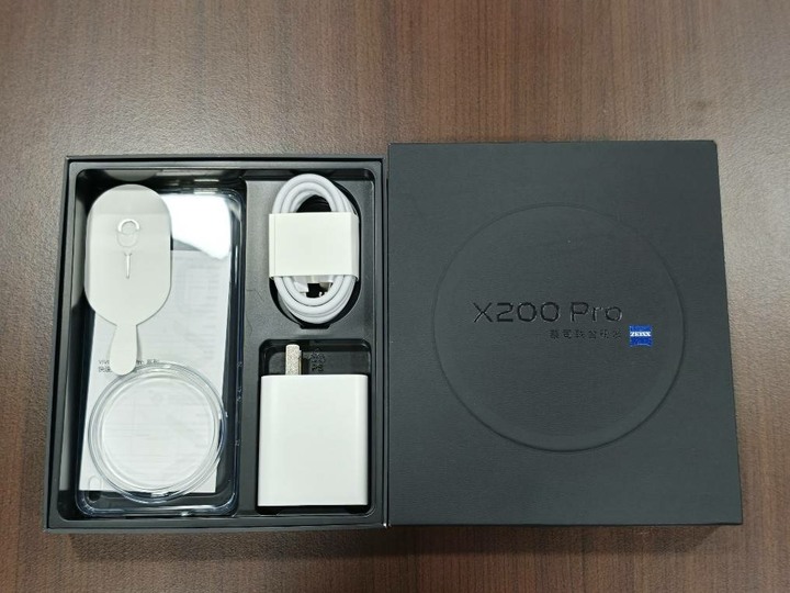 陸版 X200 PRO 16G/512G , 電池健康度97% , 盒裝完整配件全新,有包膜,附上7個"全新"保護殼 2個全新保護貼